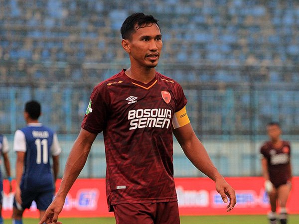 Liga 1 Libur, Kapten PSM Coba-Coba Tanam Uang Di Depan Rumah