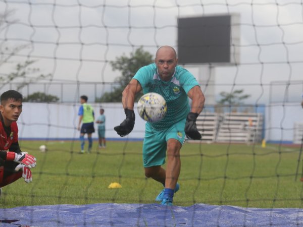 Pelatih Kiper Persib Terus Perbaharui Ilmu Kepelatihan Kiper Saat Ada Waktu Luang