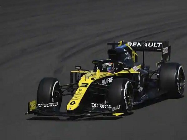 Renault Langgar Jam Malam untuk Perbaiki Mobil Ricciardo