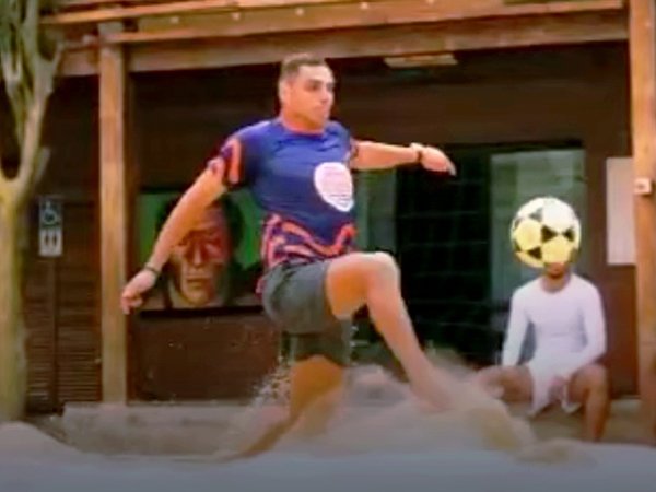 Bek Asing MU Asah Kemampuan dengan Bermain Takraw