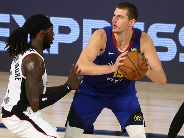 Center Denver Nuggets, Nikola Jokic (kanan) saat melawan Los Angeles Clippers. (Images: USATTODAYSPORTS)