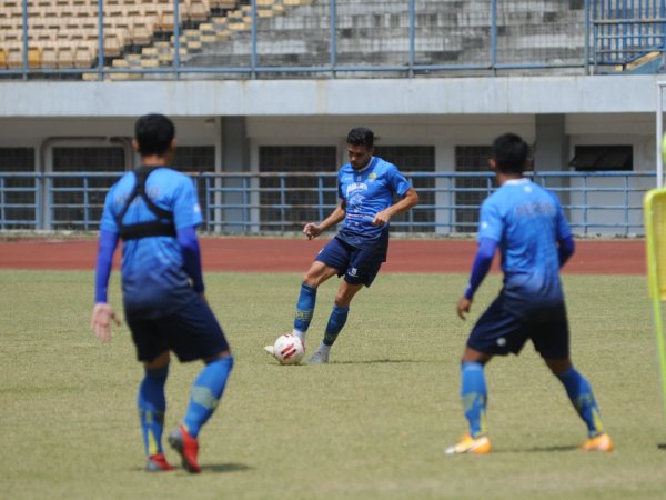 Fabiano Beltrame ketika mengoper bola di sesi latihan Persib