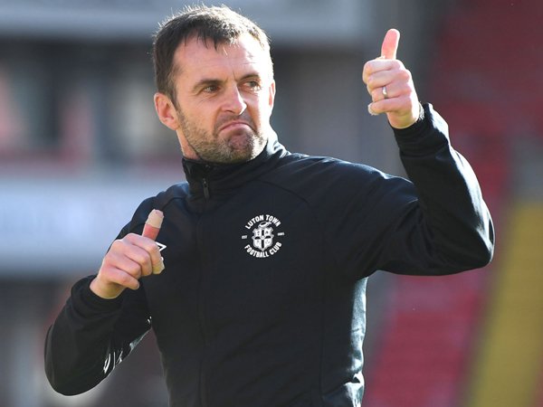 Nathan Jones saat memimpin sesi latihan Luton.