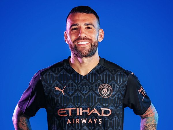 Nicolas Otamendi di sesi pemotretan seragam anyar Man City.