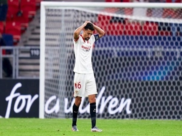 Jesus Navas tertunduk lesu usai Sevilla kalah 1-2 dari Bayern Muenchen di Final Piala Super Eropa (25/9) / via Getty Images