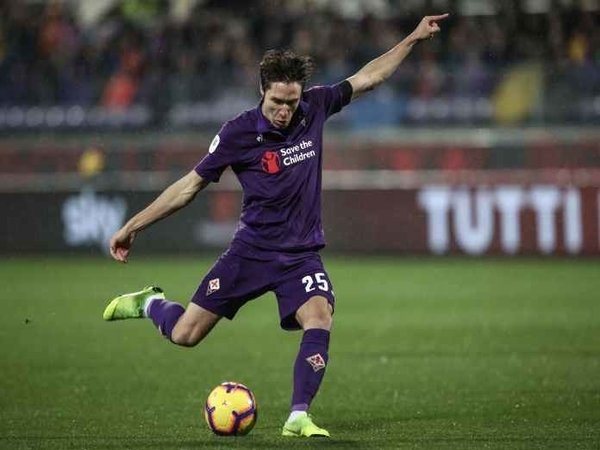 Rui Costa berharap Federico Chiesa mau bergabung dengan AC Milan musim panas ini / via Getty Images