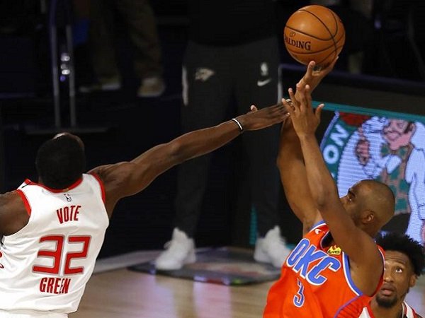 Guard Oklahoma City Thunder, Chris Paul (kanan) berusaha untuk melepaskan tembakan. (Images: AP)