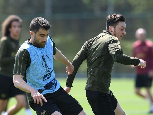 Mesut Ozil dan Sokratis Papastathopoulos dicoret dari skuat Arsenal di fase grup Liga Europa