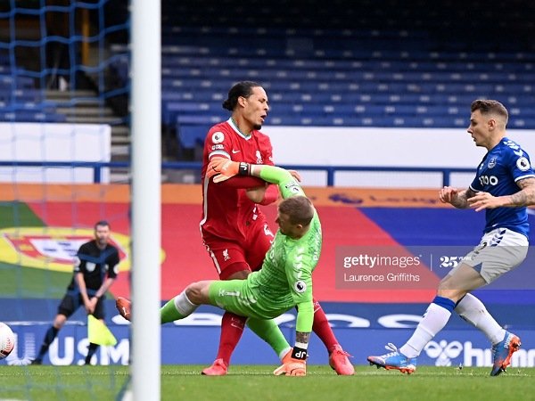 Bek Liverpool Virgil van Dijk saat berbenturan dengan penjaga gawang Everton Pickford yang membuatnya cidera. Image: Getty