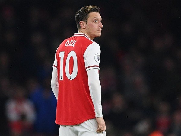 Mesut Ozil dicoret dari skuat Arsenal di Liga Europa dan Premier League