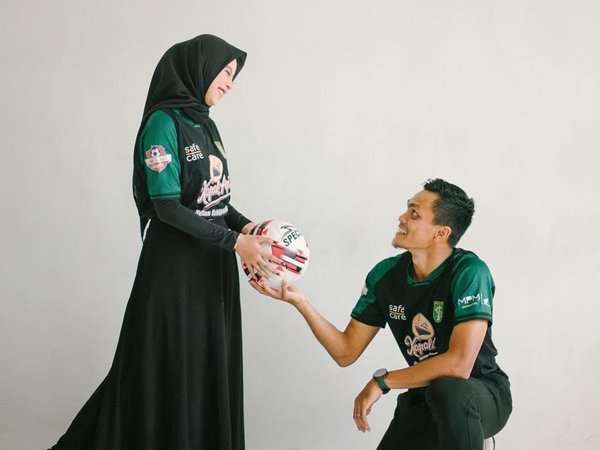 Pemain bertahan Persebaya Surabaya, Rachmat Irianto (kiri) bersama calon istrinya