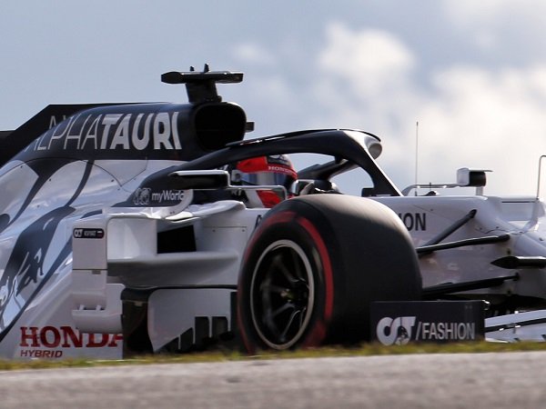 Daniil Kvyat tampil begitu nekat demi amankan posisi empat besar di GP Emilia Romagna.