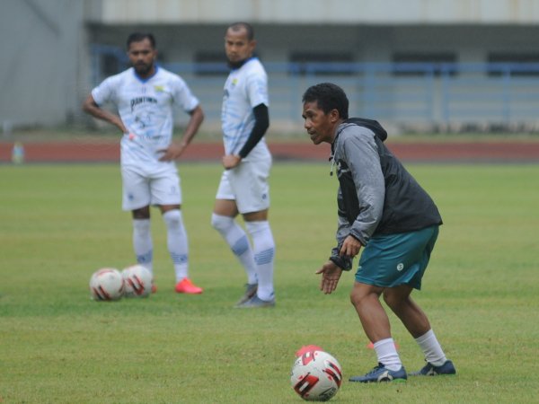 Asisten pelatih Persib, Budiman ketika mendampingi pemain berlatih