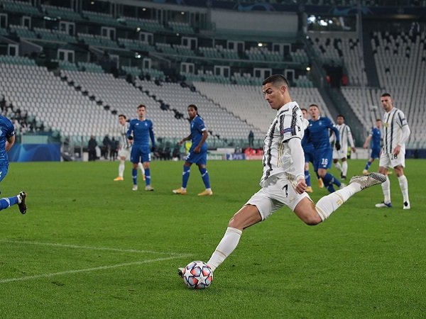 Cristiano Ronaldo mencatatkan gol ke-750-nya saat membantu Juventus menumpaskan Dynamo Kiev 3-0.