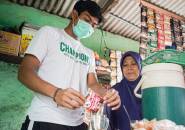 Andhika Tetap Bantu Ibu Jualan Kopi Meski Sudah Jadi Bagian Persebaya