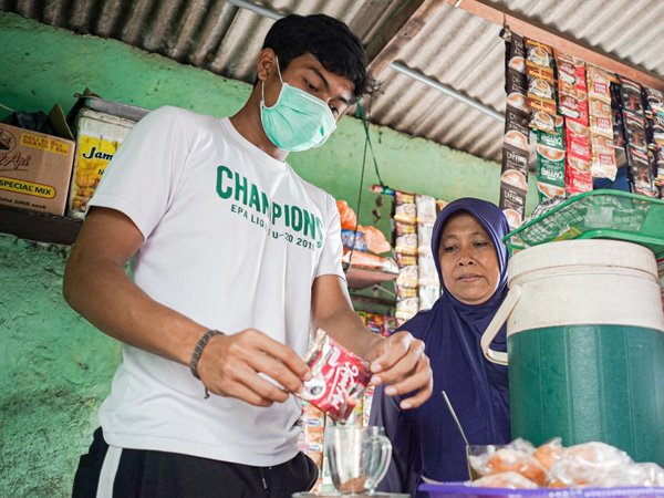 Penjaga gawang muda Persebaya Surabaya, Andhika Ramadhani