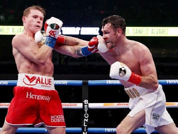 Callum Smith saat adu jotos dengan Saul Alvarez. (Images: Getty)