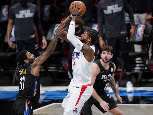 Paul George sebut wasit kurang adil saat pimpin laga Clippers kontra Nets.