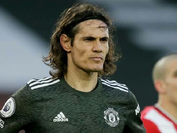 Mark Hughes minta Manchester United perpanjang kontrak Edinson Cavani