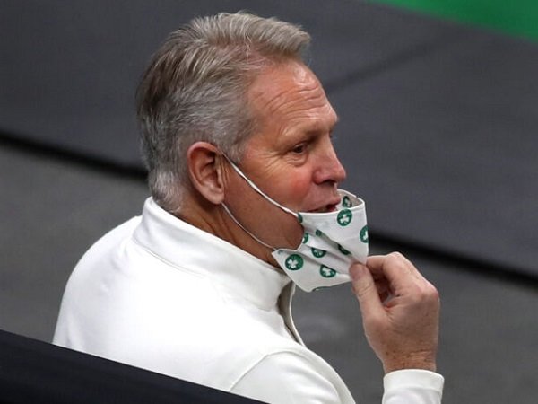 Danny Ainge enggan panik ratapi tren negatif dari Boston Celtics.