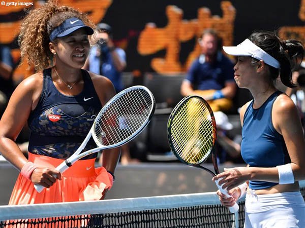 Naomi Osaka [kiri] terpaut dua kemenangan lagi dengan gelar Australian Open kedua dalam kariernya