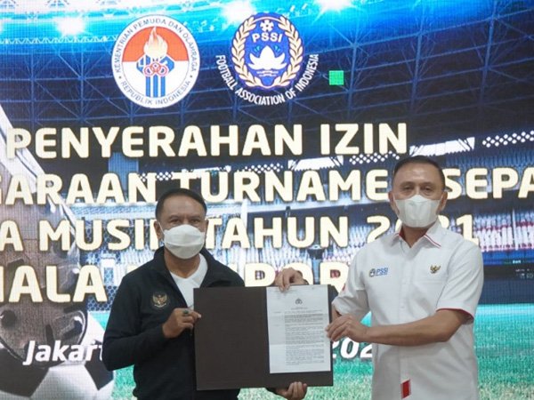 Menpora RI Zainudin Amali menyerahkan izin turnamen pramusim kepada Ketum PSSI, Iriawan