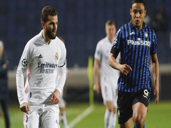 Nacho Fernandez berduel dengan Luis Muriel kala Real Madrid sukses menekuk Atalanta di leg pertama babak 16 besar Liga Champions (25/2) / via EPA