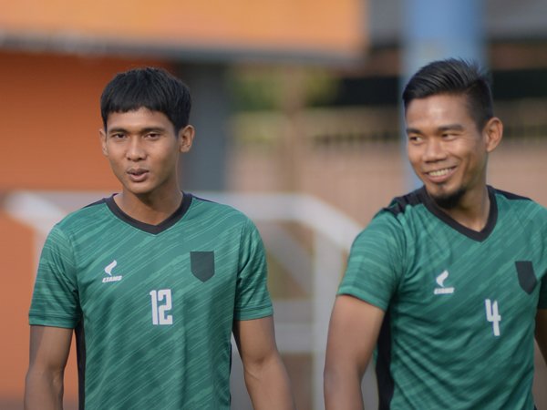 Hendro Siswanto (kiri) mulai berlatih dengan Borneo FC