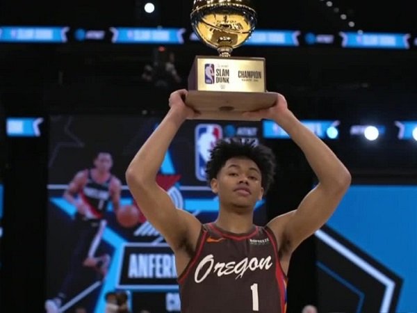 Anfernee SImons berhasil menjuarai kontes slam dunk NBA All-Star 2021.