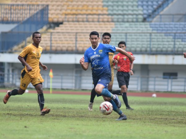 Esteban Vizcarra saat memainkan latih tanding