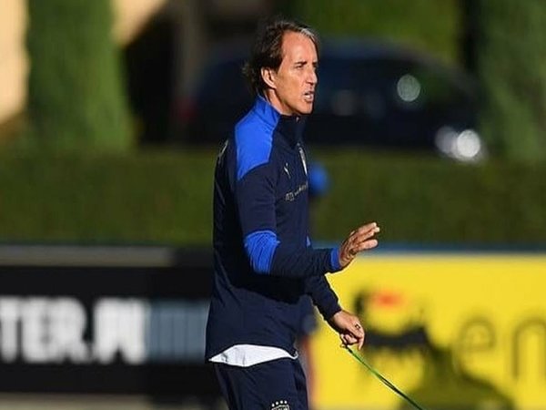 Roberto Mancini bakal memperpanjang kontraknya melatih Timnas Italia / via EPA