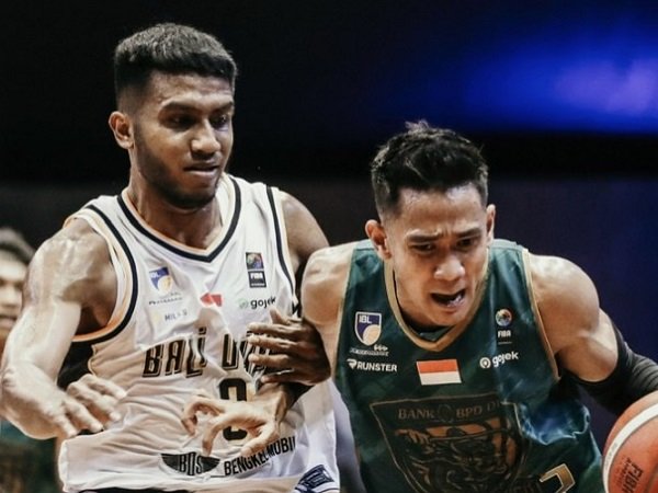 Pemain Bali United Basketball, Yerikho Tuasela saat melawan Bima Perkasa. (Images: IBL)