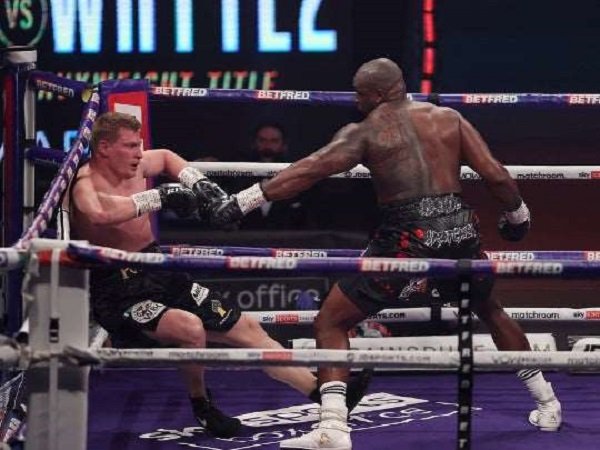 Dillian Whyte (kanan) berhasil merobohkan Alexander Povetkin.