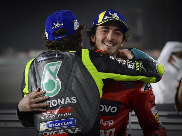 Francesco Bagnaia tak terima Valentino Rossi dihujani kritik pedas usai mentas di GP Qatar.