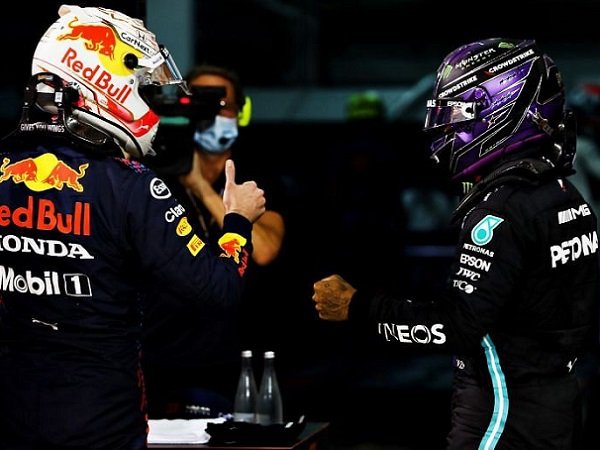 Max Verstappen bersama Lewis Hamilton. (Images: Getty)