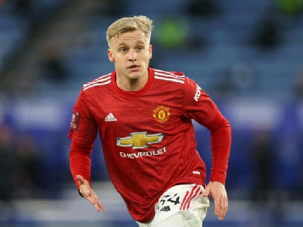 Paul Scholes serang pengkritik gelandang MU, Donny van de Beek