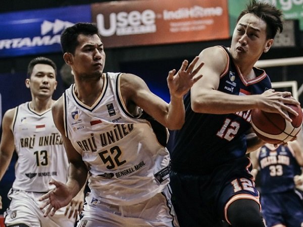 Pemain Pelita Jaya, Reggie William Monomimbar (kanan) saat melawan Bali United. (Images: IBL)