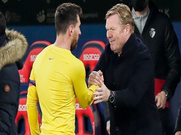 Ronald Koeman akan mengupayakan segala cara agar Lionel Messi tetap bertahan di Barcelona / via Getty Images