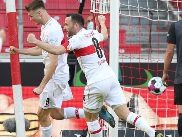 Selebrasi pemain Stuttgart atas gol bunuh diri Augustinsson di penghujung laga yang memberikan 3 poin bagi tim tuan rumah.