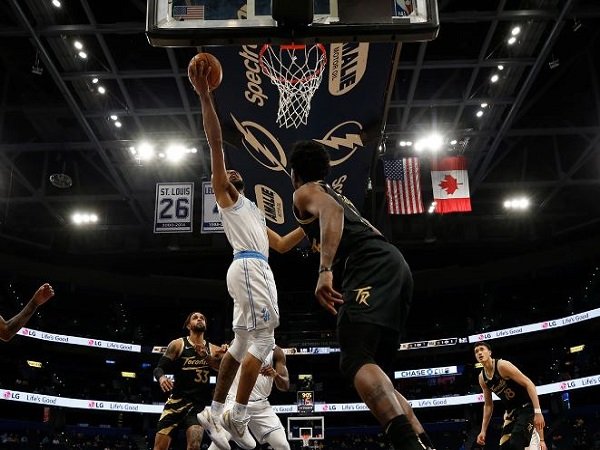 Pemain muda Los Angeles Lakers, Talen Horton-Tucker berusaha mencetak poin saat melawan Toronto Raptors. (Images: Getty)