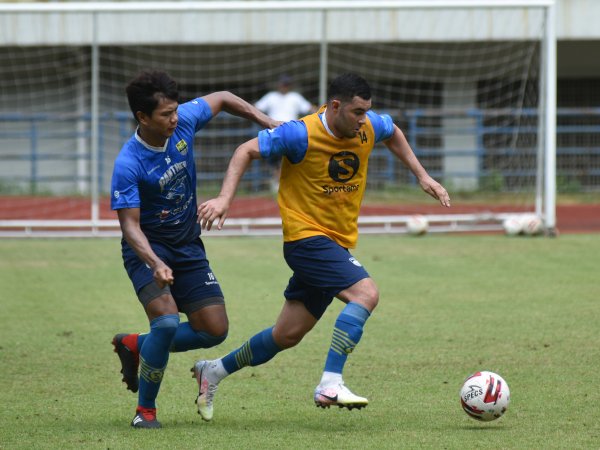 Bek Persib, Achmad Jufriyanto ketika mengganggu pergerakkan Abdul Aziz