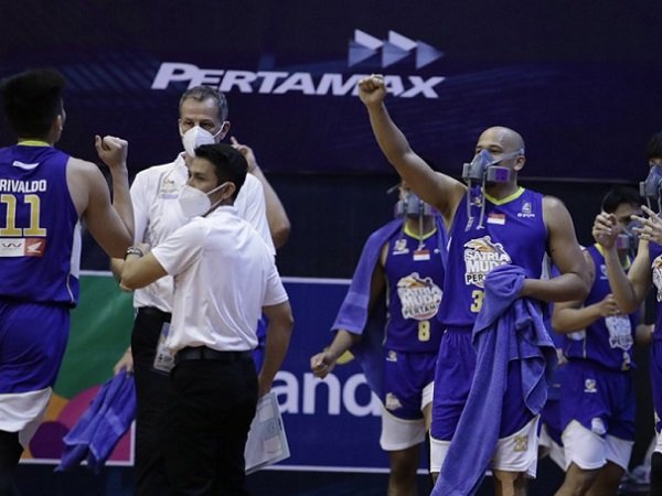 Pemain Satria Muda Pertamina Jakarta sedang melakukan selebrasi. (Images: IBL)