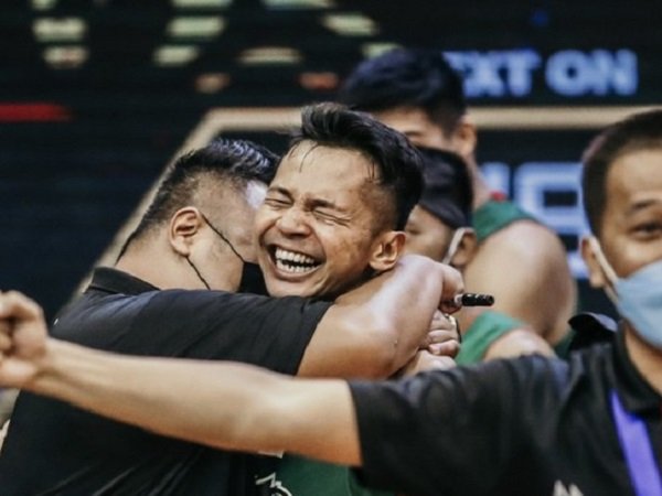 Momen ketika pelatih Louvre Dewa United Surabaya, Andika Supriadi merayakan kemenangan. (Images: IBL)