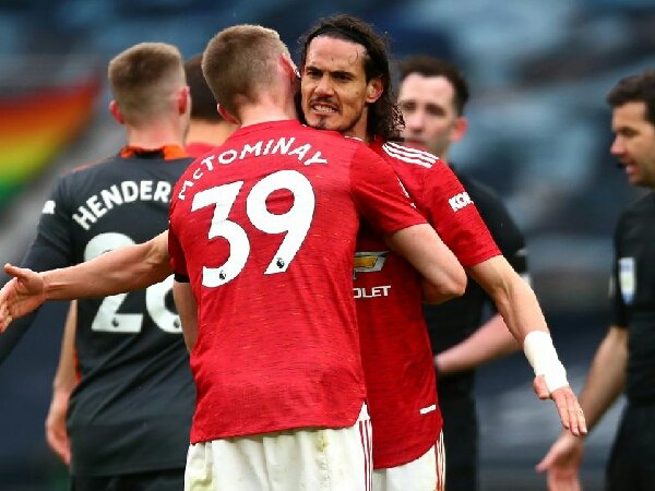 Gary Neville meyakini bahwa striker muda MU masih butuh Edinson Cavani untuk semusim lagi.