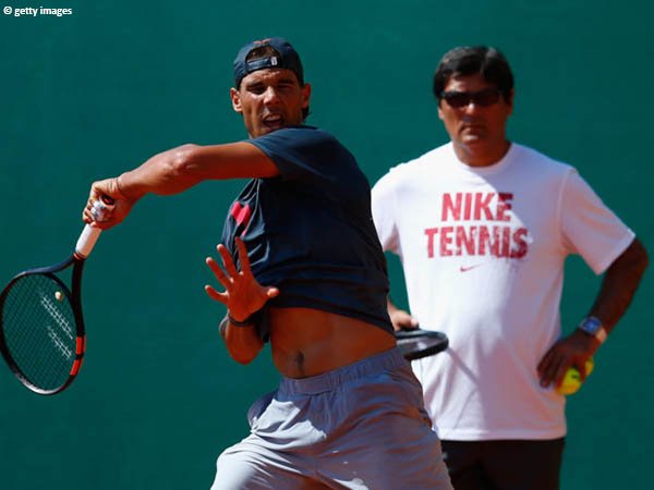 Rafael Nadal [kiri] tak permasalahkan sang paman, Toni Nadal [kanan] bekerja sama dengan petenis lain