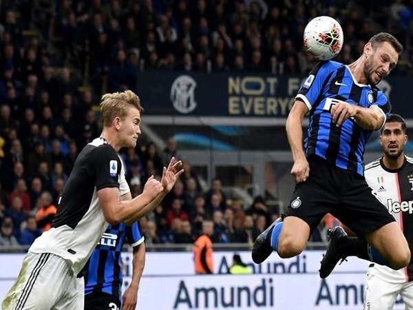 Matthijs De Ligt dan Stefan De Vrij melakukan duel udara saat Juventus berjumpa Inter Milan di ajang Serie A musim lalu / via Getty Images