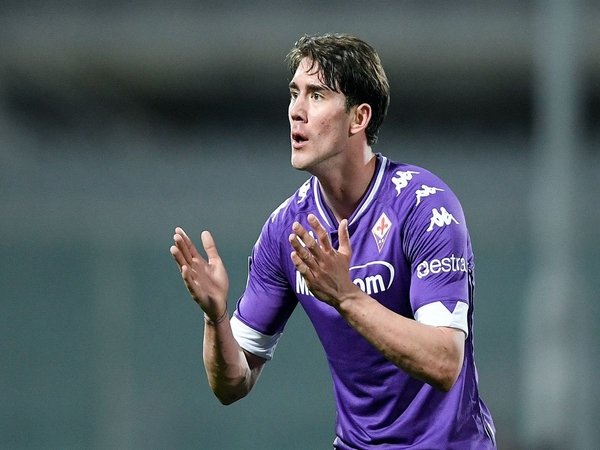 Pelatih Fiorentina yakin Dusan Vlahovic akan tetap setia bersama La Viola meski saat ini sedang diburu oleh AC Milan dan juga AS Roma / via EPA