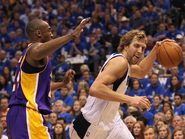 Dirk Nowitzki cerita pernah dirayu Kobe Bryant untuk tinggalkan Mavericks.