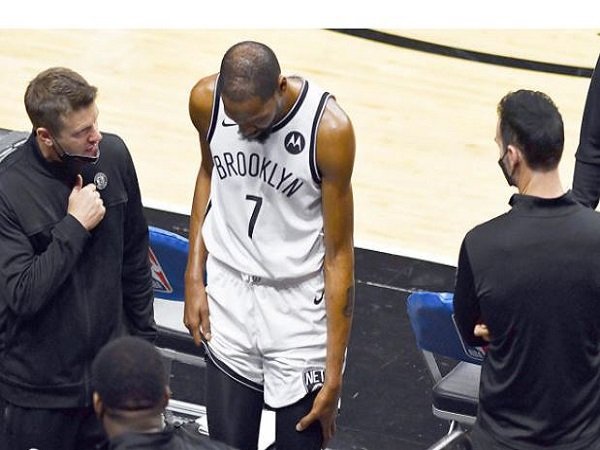 Bintang Brooklyn Nets, Kevin Durant harus meninggalkan lapangan karena cedera. (Images: Getty)