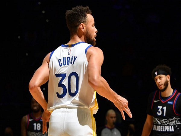 Stephen Curry kembali tampil gila saat melawan Philadelphia 76ers.